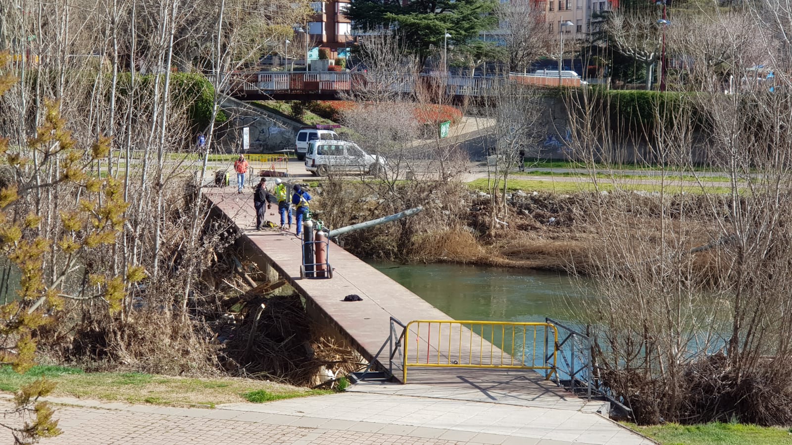 Fotos: Trabajos en la pasarela del río Bernesga