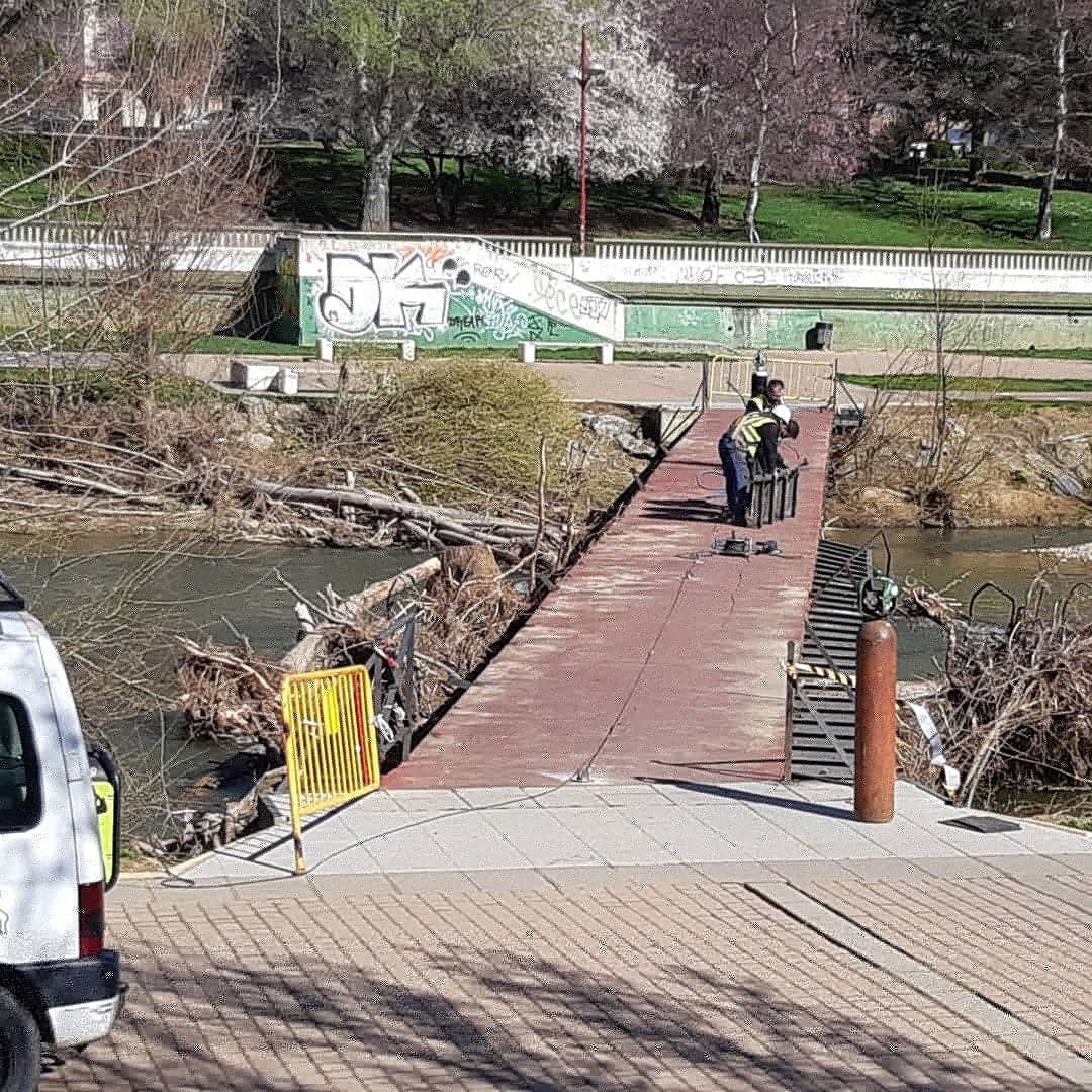 Fotos: Trabajos en la pasarela del río Bernesga