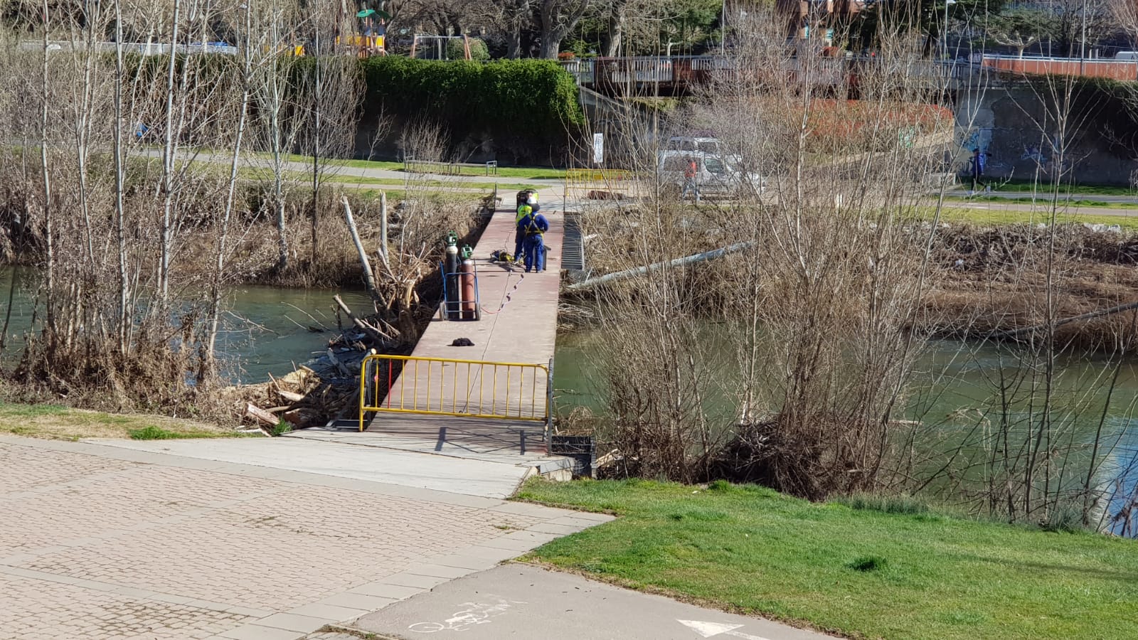 Fotos: Trabajos en la pasarela del río Bernesga