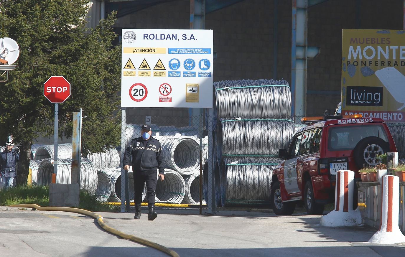Una mezcla de productos químicos en la acerería Roldán provoca una nube de humo amarillo en El Bierzo. 