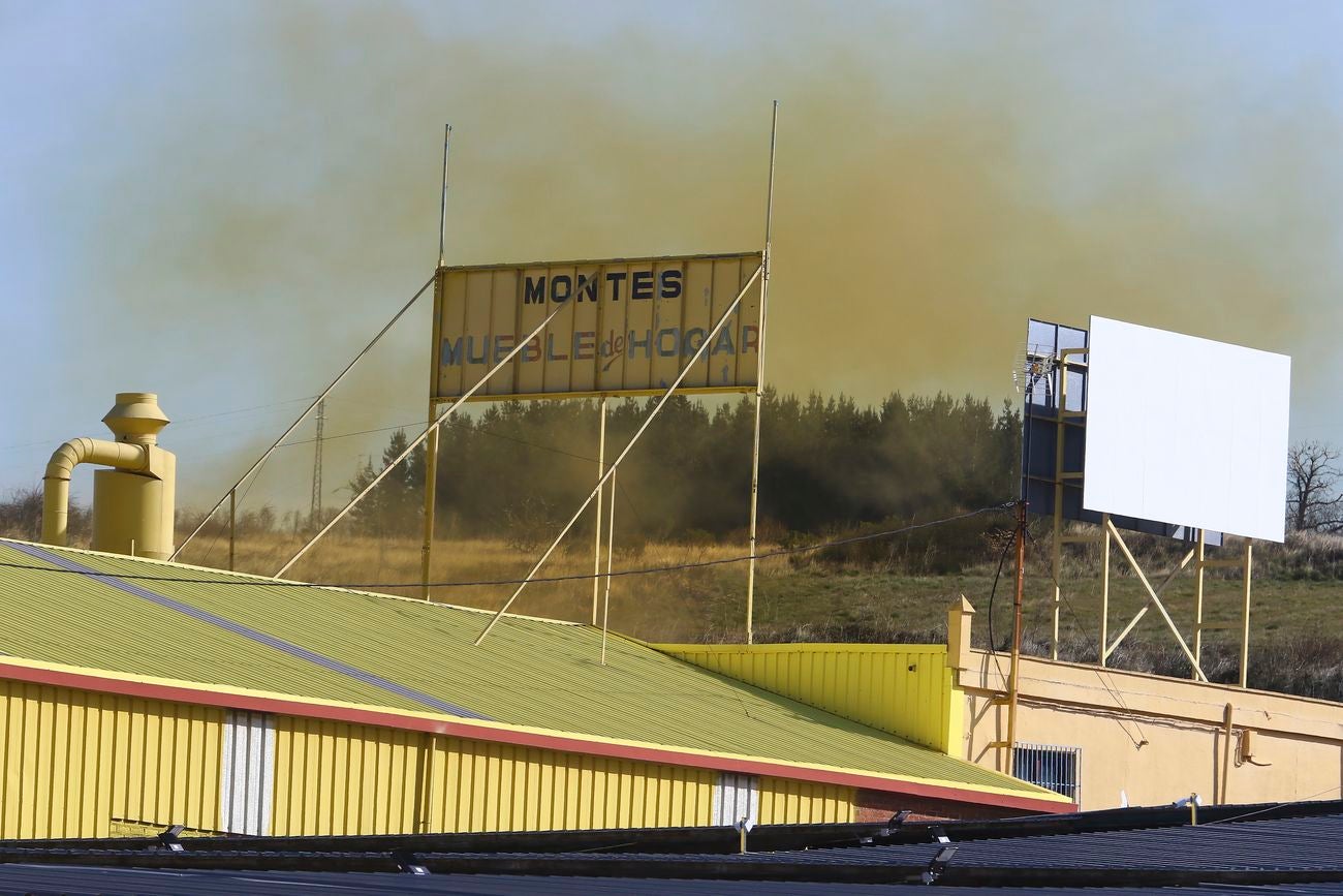Una mezcla de productos químicos en la acerería Roldán provoca una nube de humo amarillo en El Bierzo. 