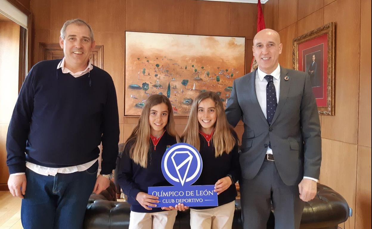 El alcalde de León recibe a las hermanas Cristina y Carmen García, dos promesas leonesas del golf