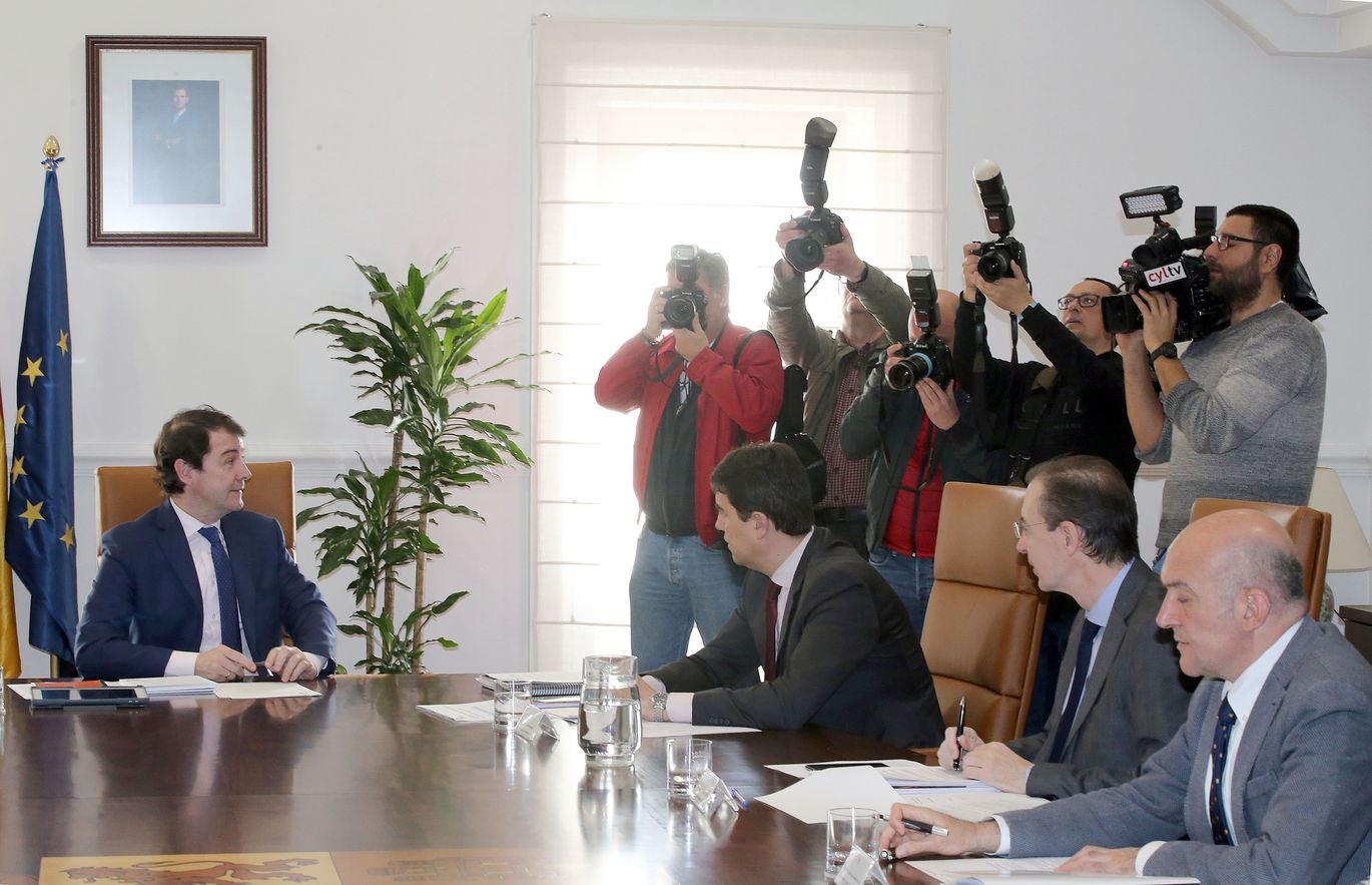 El presidente de la Junta, Alfonso Fernández Mañueco, preside la reunión extraordinaria del Consejo de Gobierno para abordar las medidas relacionadas con la gestión del coronavirus en la Comunidad.