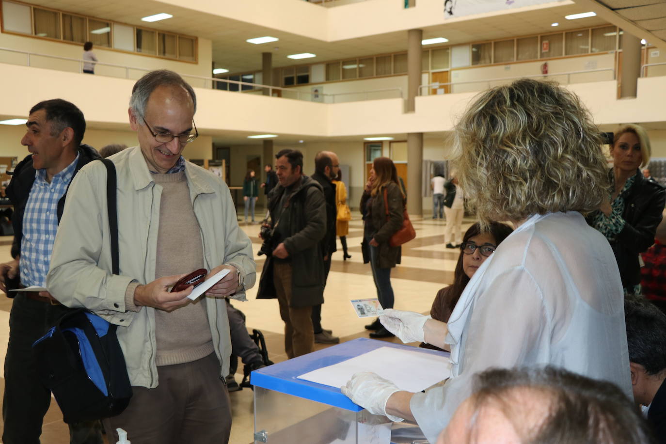 Fotos: La ULE vota a su próximo rector