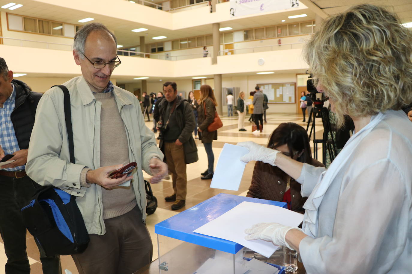 Fotos: La ULE vota a su próximo rector