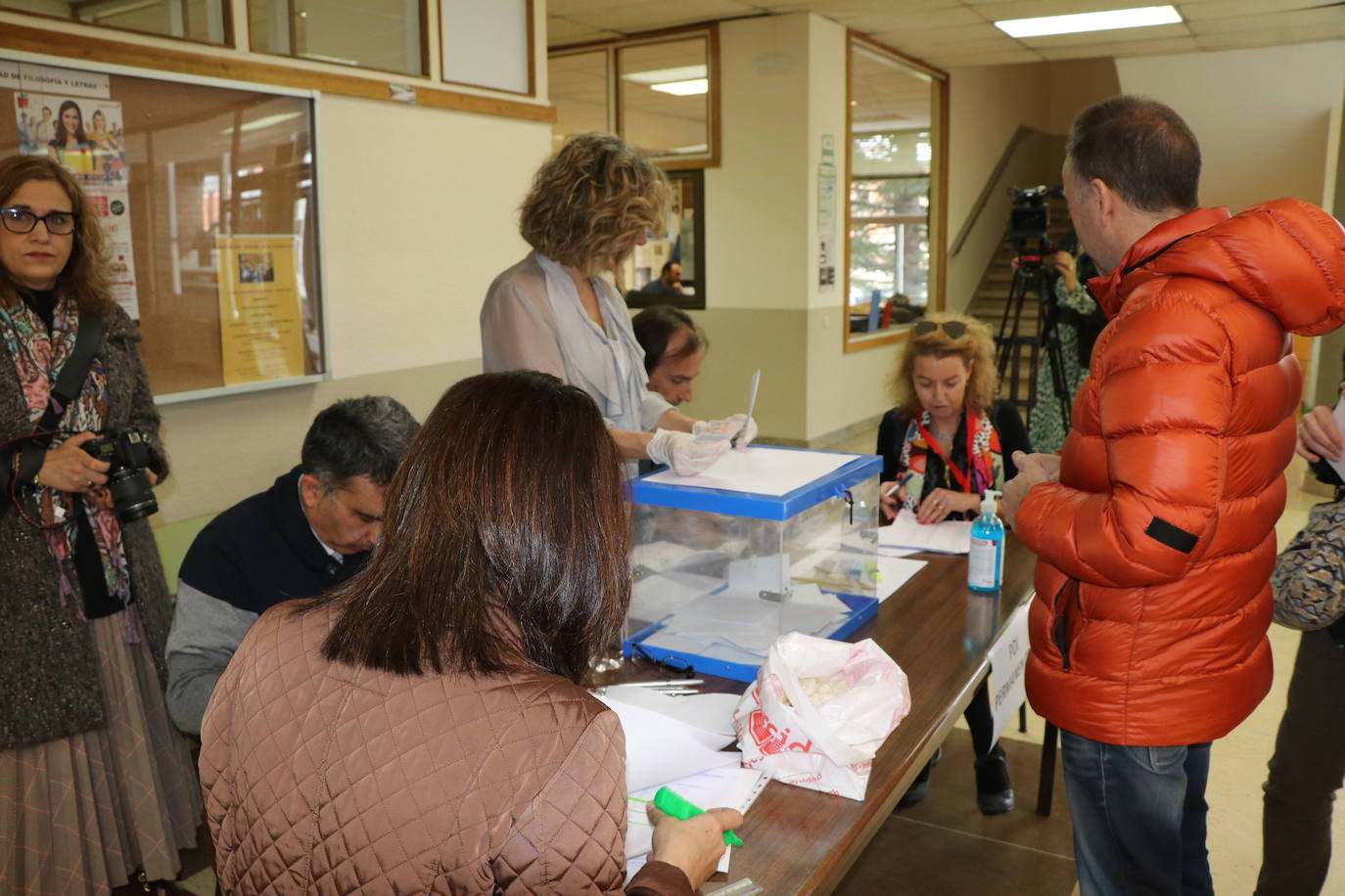 Fotos: La ULE vota a su próximo rector