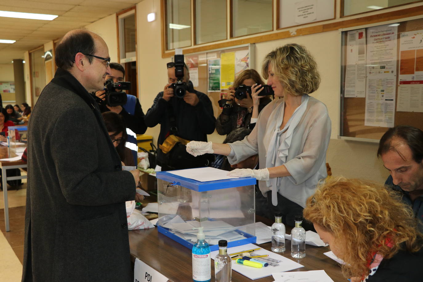 Fotos: La ULE vota a su próximo rector