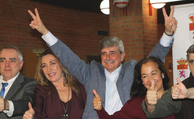 Juan Francisco García Marín celebra su triunfo en las elecciones de la ULE junto a su equipo. 