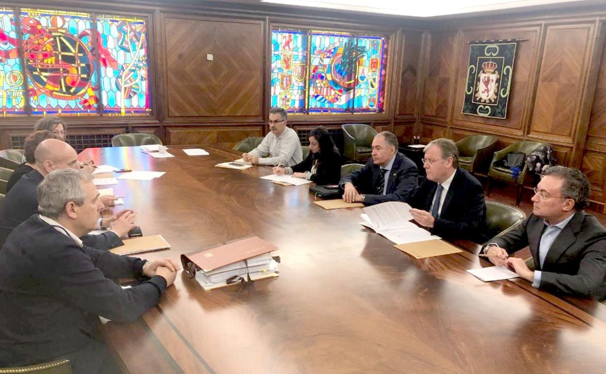 Un instante de la reunión mantenida este jueves en el Ayuntamiento de León.