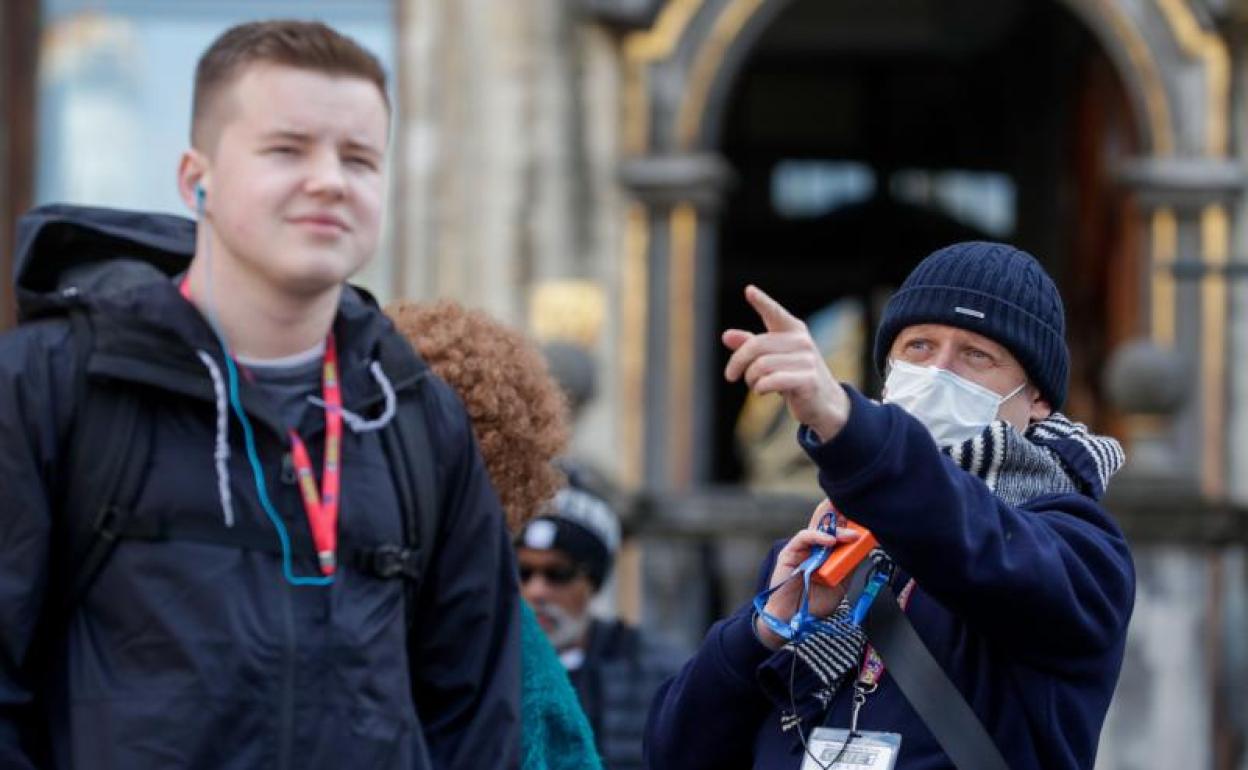 Un turista con mascarilla en Bruselas (Bélgica) 