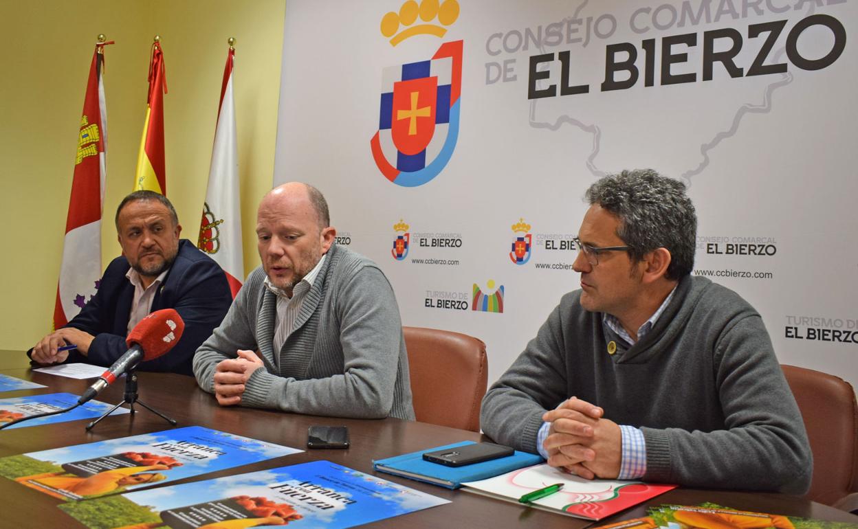 El presidente del Consejo Comarcal del Bierzo, Gerardo Álvarez Courel, el director técnico de la ABA, Pablo Linares, y el director técnico de la IGP del Pimiento Asado del Bierzo, Roberto Fuertes, en la presentación de la campaña.