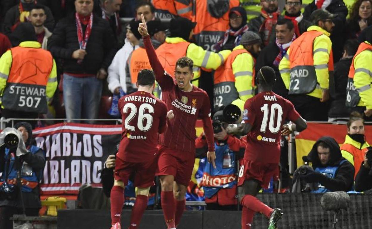 Los jugadores del Liverpool celebran un gol. 