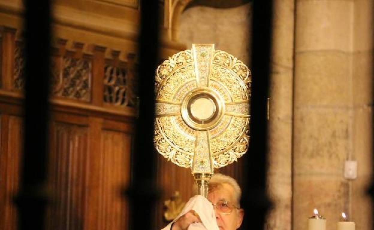 El obispo de León, durante un acto religioso.