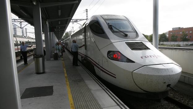 Un grupo de viajeros espera a subir al tren Alvia, que cubre la línea Gijón-Madrid. 