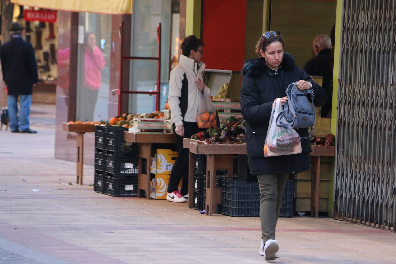 La ciudad vive este sábado realidades opuestas que oscilan entre el acatamiento o el incumplimiento de las recomendaciones sanitarias en la antesala de la declaración del 'Estado de alerta' que será efectivo este domingo