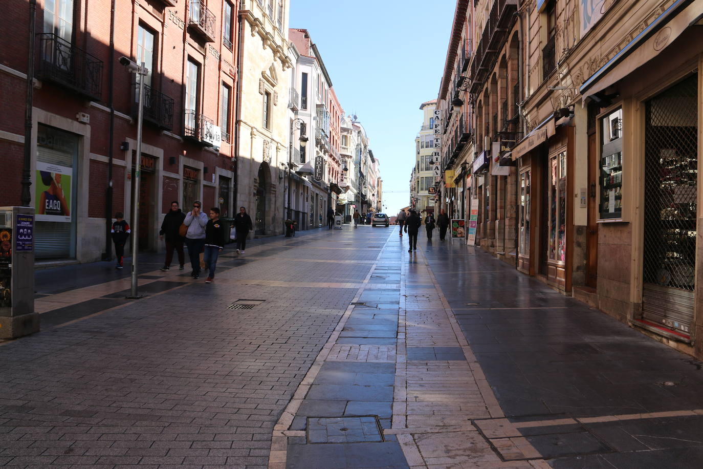 La ciudad vive este sábado realidades opuestas que oscilan entre el acatamiento o el incumplimiento de las recomendaciones sanitarias en la antesala de la declaración del 'Estado de alerta' que será efectivo este domingo