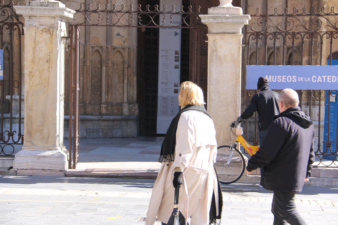 La ciudad vive este sábado realidades opuestas que oscilan entre el acatamiento o el incumplimiento de las recomendaciones sanitarias en la antesala de la declaración del 'Estado de alerta' que será efectivo este domingo