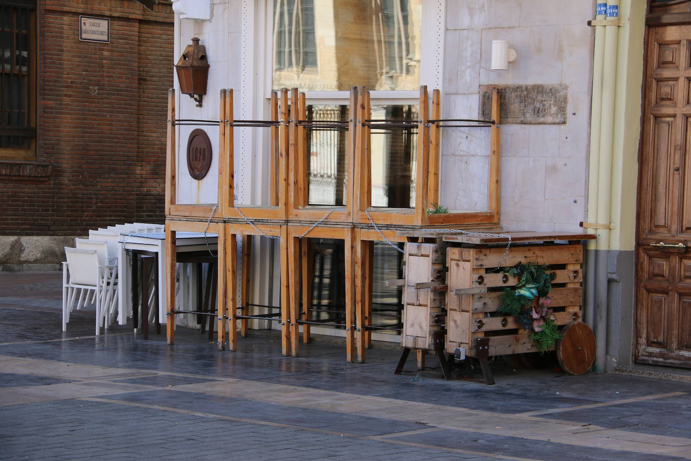 La ciudad vive este sábado realidades opuestas que oscilan entre el acatamiento o el incumplimiento de las recomendaciones sanitarias en la antesala de la declaración del 'Estado de alerta' que será efectivo este domingo