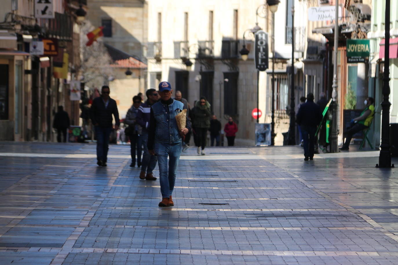 La ciudad vive este sábado realidades opuestas que oscilan entre el acatamiento o el incumplimiento de las recomendaciones sanitarias en la antesala de la declaración del 'Estado de alerta' que será efectivo este domingo