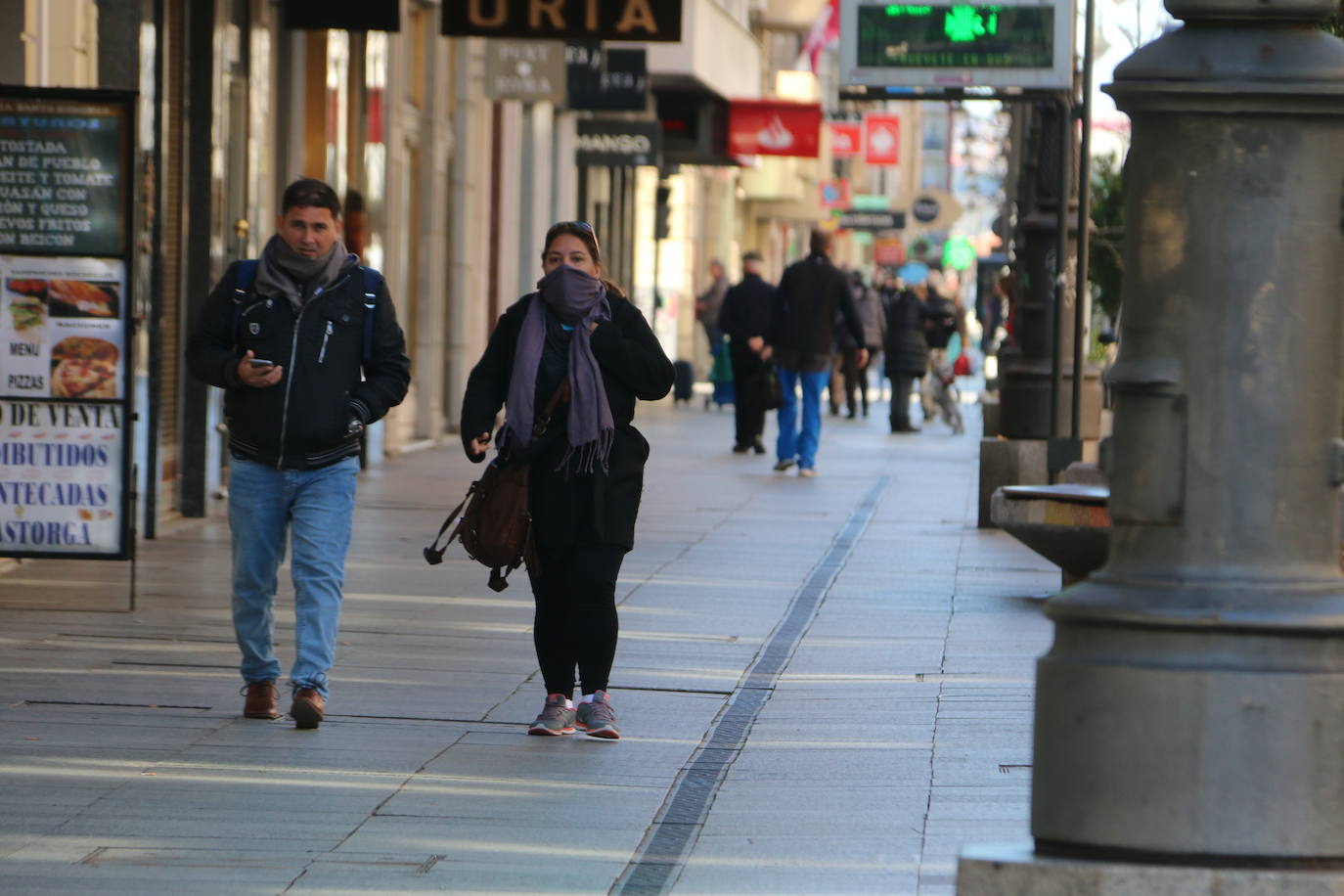 La ciudad vive este sábado realidades opuestas que oscilan entre el acatamiento o el incumplimiento de las recomendaciones sanitarias en la antesala de la declaración del 'Estado de alerta' que será efectivo este domingo