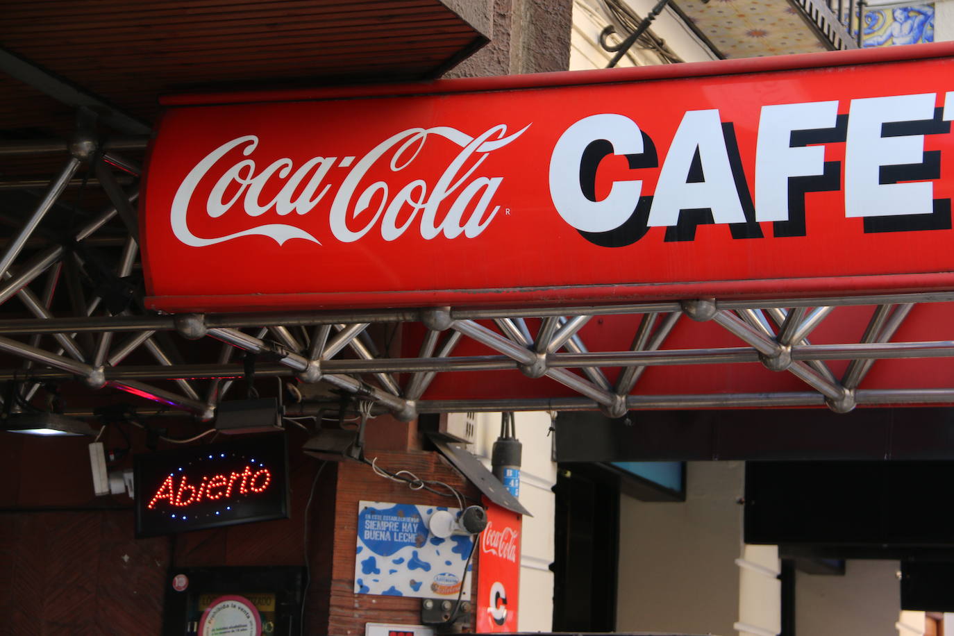 La ciudad vive este sábado realidades opuestas que oscilan entre el acatamiento o el incumplimiento de las recomendaciones sanitarias en la antesala de la declaración del 'Estado de alerta' que será efectivo este domingo