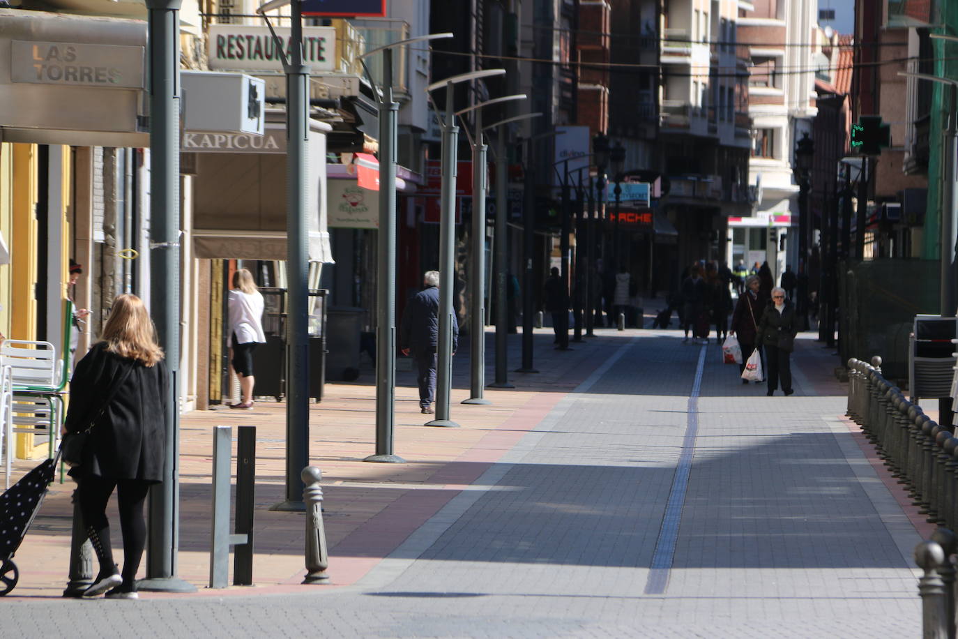 La ciudad vive este sábado realidades opuestas que oscilan entre el acatamiento o el incumplimiento de las recomendaciones sanitarias en la antesala de la declaración del 'Estado de alerta' que será efectivo este domingo