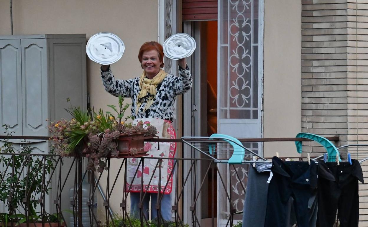 Una mujer, en el balcón de su casa. 
