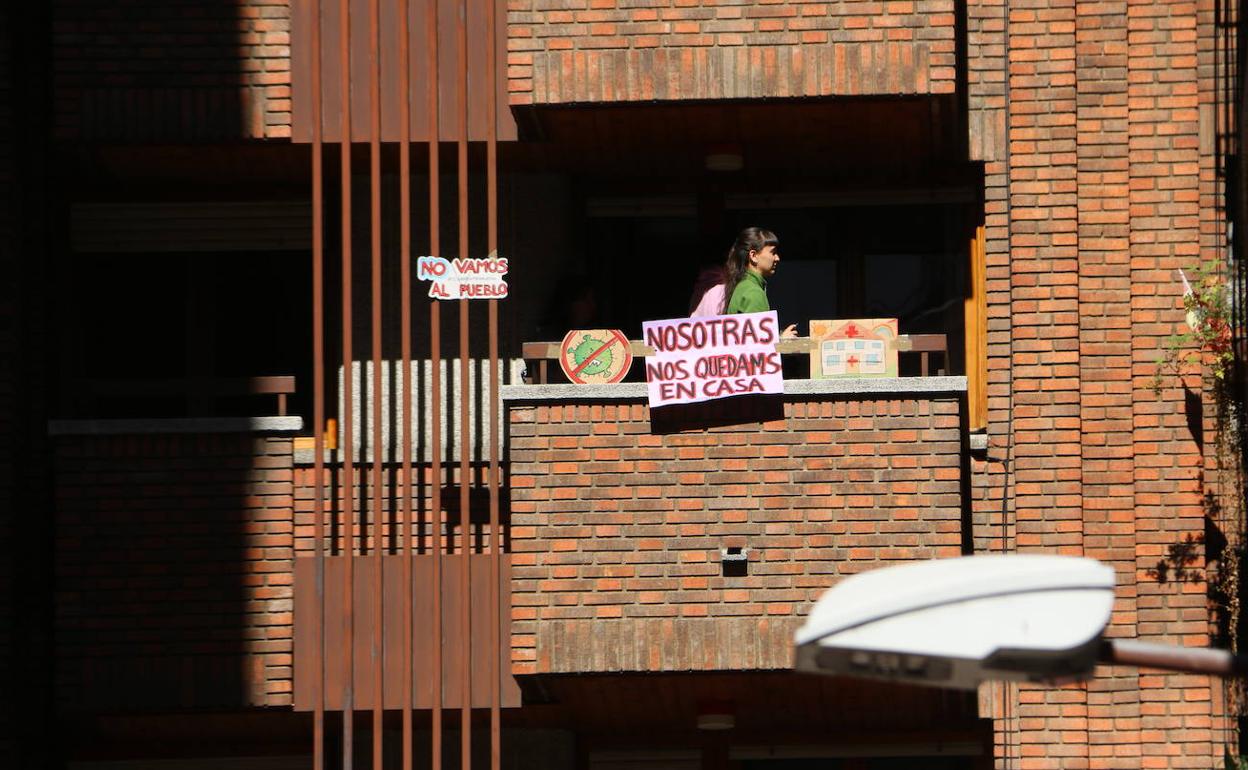 Una mujer pasa la cuarentena en casa en León.