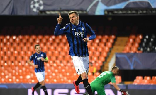 Ilicic, delantero del Atalanta, celebra uno de los goles que le hizo al Valencia en Mestalla. 