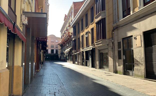 La calle Varillas, vacía en este domingo.