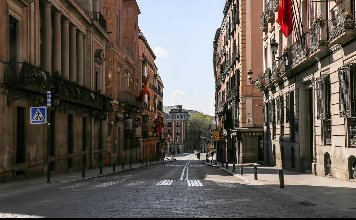 Una calle de Madrid vacía de personas.,