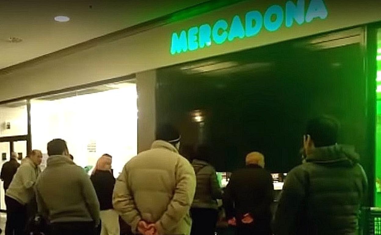 Clientes esperan la apertura de un supermercado de Mercadona en León capital.