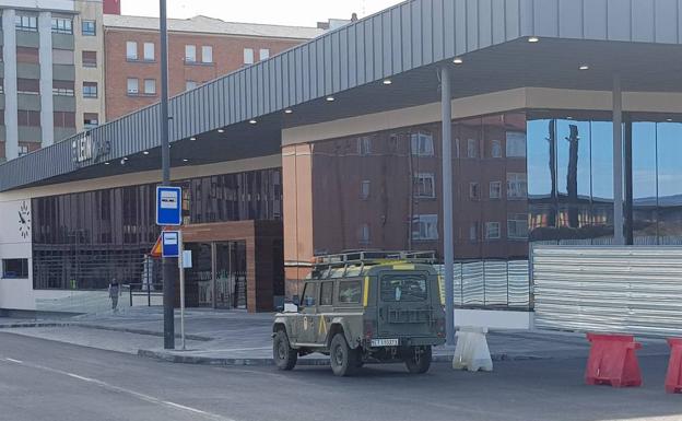 Imagen principal - La UME vigila las calles de León, mientras que muchos ciudadanos siguen en su día a día.