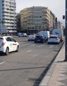 Imagen secundaria 2 - La UME vigila las calles de León, mientras que muchos ciudadanos siguen en su día a día.