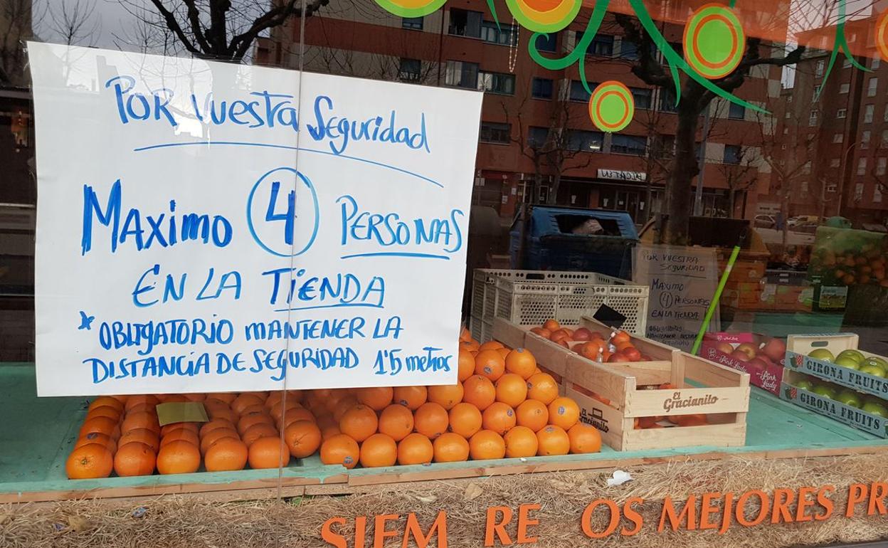 Un cartel anuncia en un comercio de León capital la necesidad de mantener la distancia de seguridad.