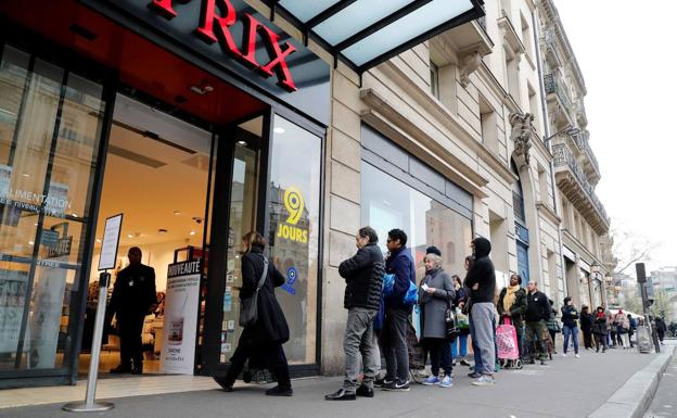 Colas en un supermercado parisino donde solo se permite un aforo de 30 personas