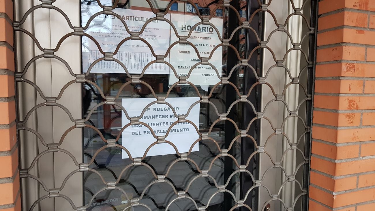 Un cartel anuncia la necesidad de mantener la distancia de seguridad en un comercio.