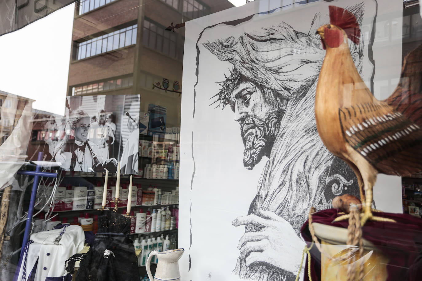 Fotos: Escaparates decorados con motivos de la Semana Santa en León