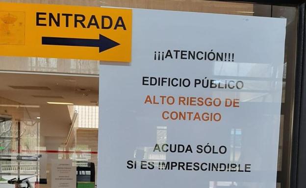 Imagen de advertencia en los Juzgados de León.