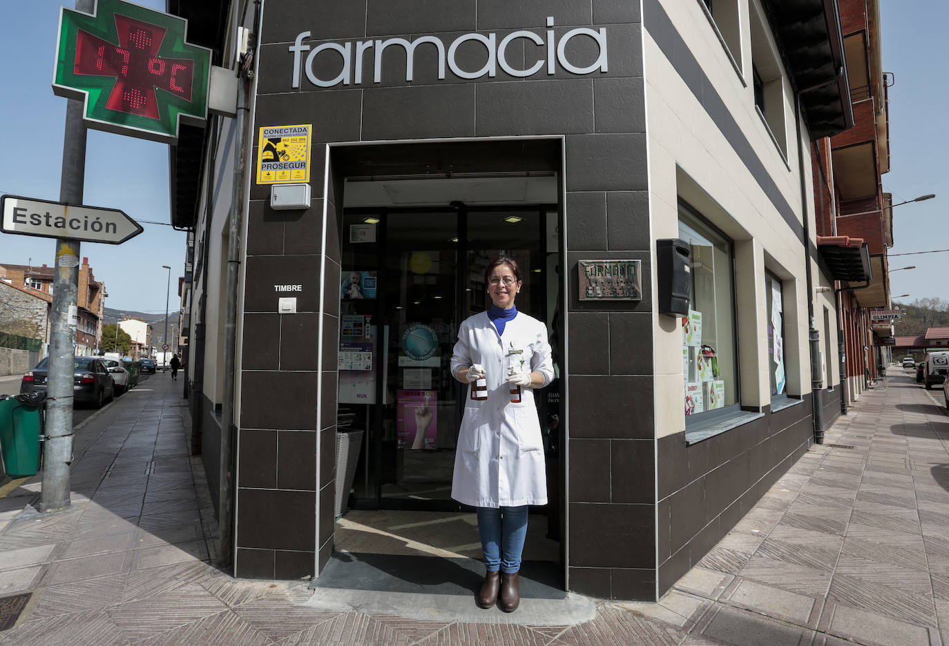 . La farmacéutica Sylvia Fernández, elabora lociones con alcohol donado por los vecinos en La Robla