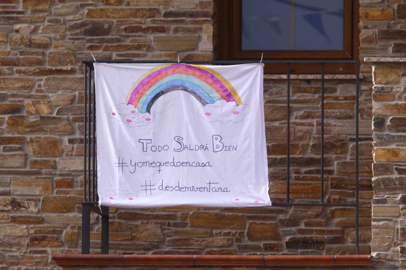 Ventanas y balcones de León y Ponferrada se llenan de arcoiris cargados de ilusión y realizados por los más pequeños. El objetivo es dar ánimos en la cuarentena especialmente a los equipos de Emergencias y otros menores.
