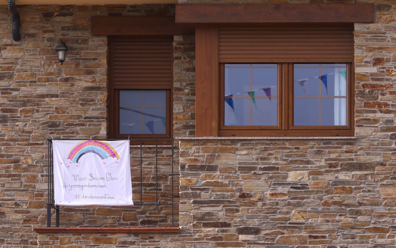Ventanas y balcones de León y Ponferrada se llenan de arcoiris cargados de ilusión y realizados por los más pequeños. El objetivo es dar ánimos en la cuarentena especialmente a los equipos de Emergencias y otros menores.