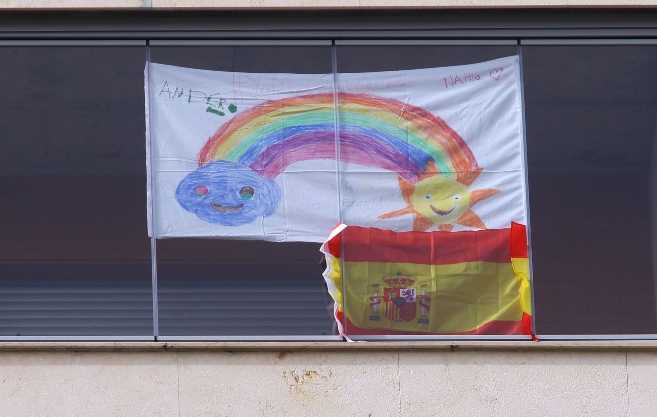 Ventanas y balcones de León y Ponferrada se llenan de arcoiris cargados de ilusión y realizados por los más pequeños. El objetivo es dar ánimos en la cuarentena especialmente a los equipos de Emergencias y otros menores.