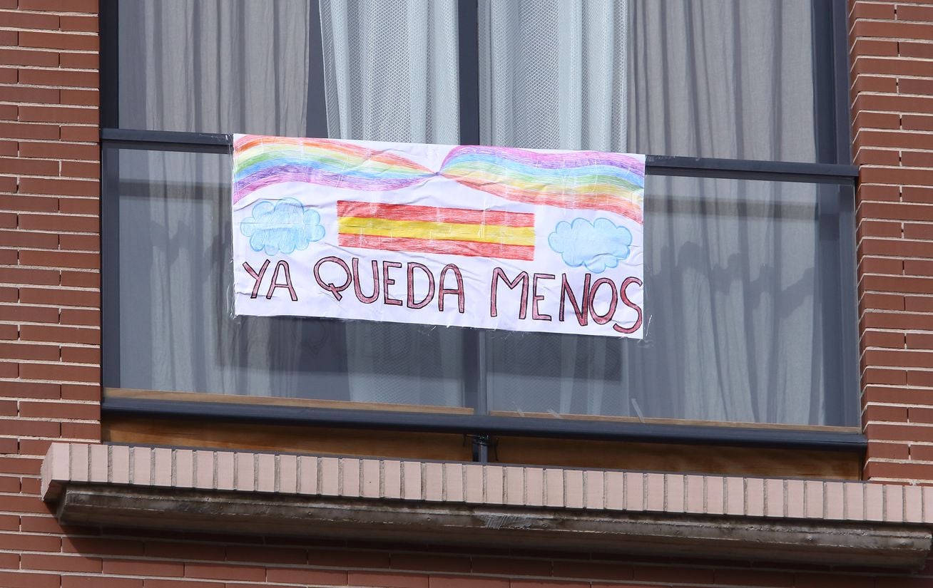 Ventanas y balcones de León y Ponferrada se llenan de arcoiris cargados de ilusión y realizados por los más pequeños. El objetivo es dar ánimos en la cuarentena especialmente a los equipos de Emergencias y otros menores.