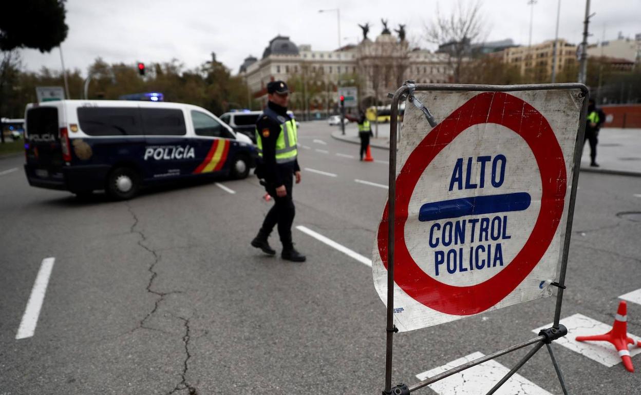 Control de la Policía Nacional en la glorieta de Carlos V, junto a la madrileña estación de Atocha.