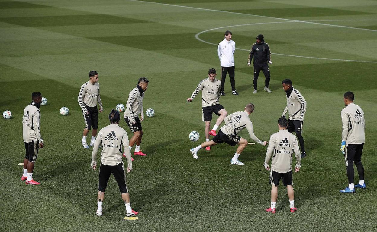 Los futbolistas del Real Madrid, en una de las últimas sesiones en Valdebebas antes del parón. 