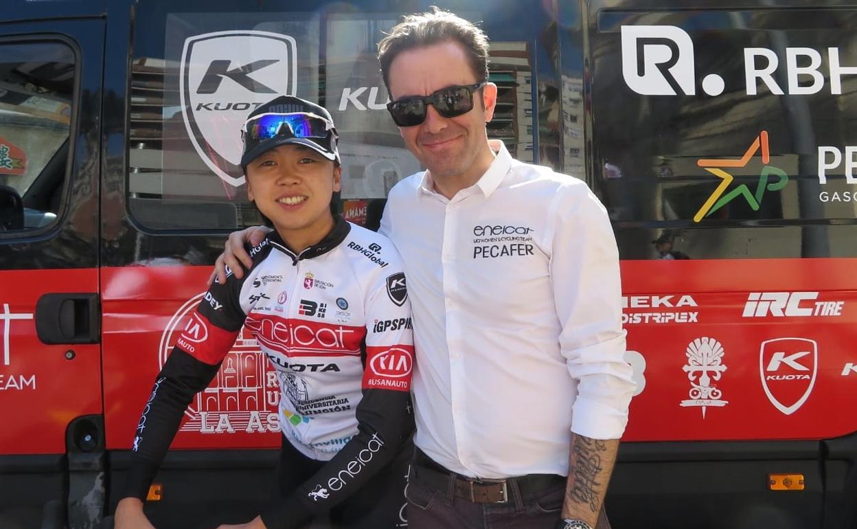 El director del Eneicat Pecafer, Humberto Gómez, junto a la ciclista japonesa Mayuko Hagiwara.