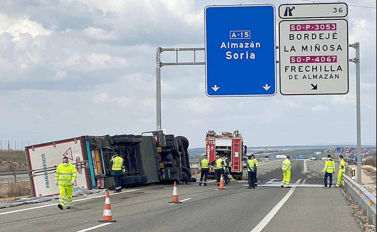 Accidente de tráfico de un camión al salirse de la vía en la A-15, en Frechilla de Almazán.