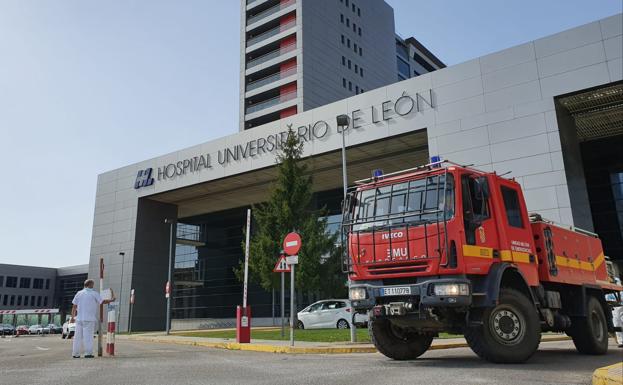 Uno de los vehículos de la UME en el Hospital de León.