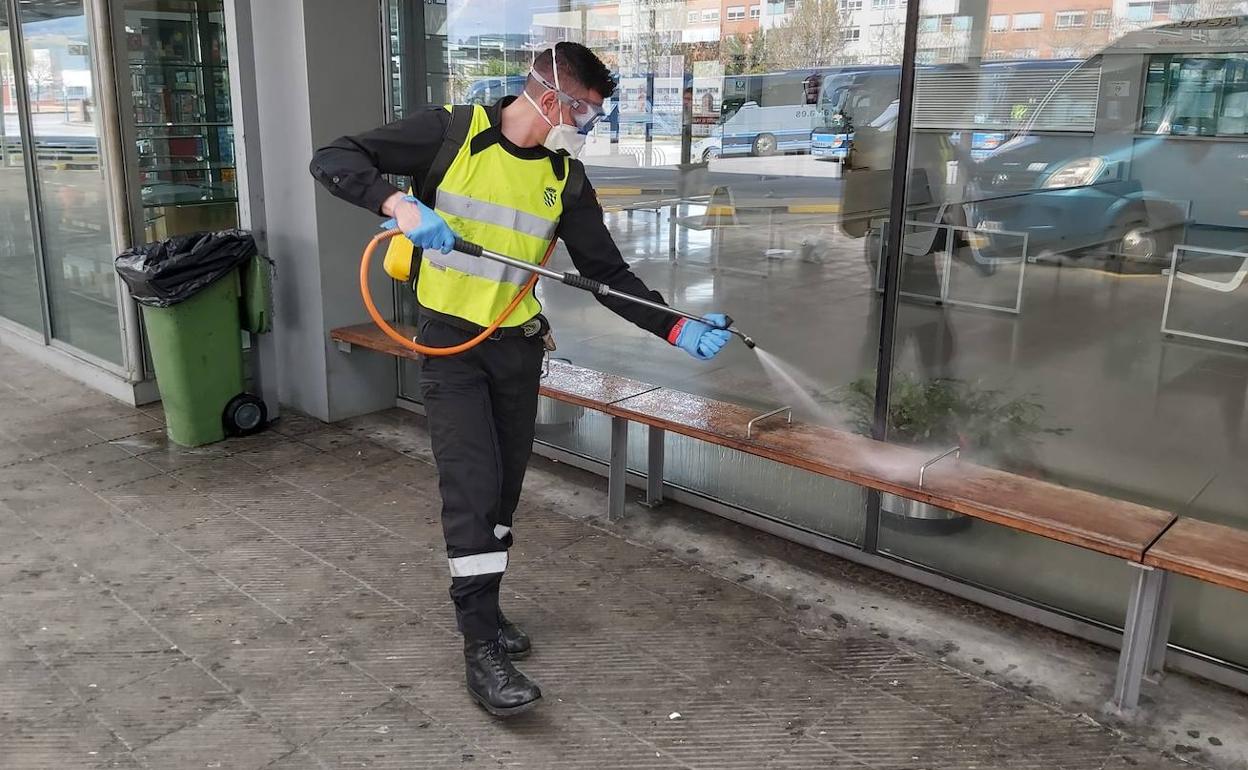 Un militar desinfecta en zonas de la provincia. 